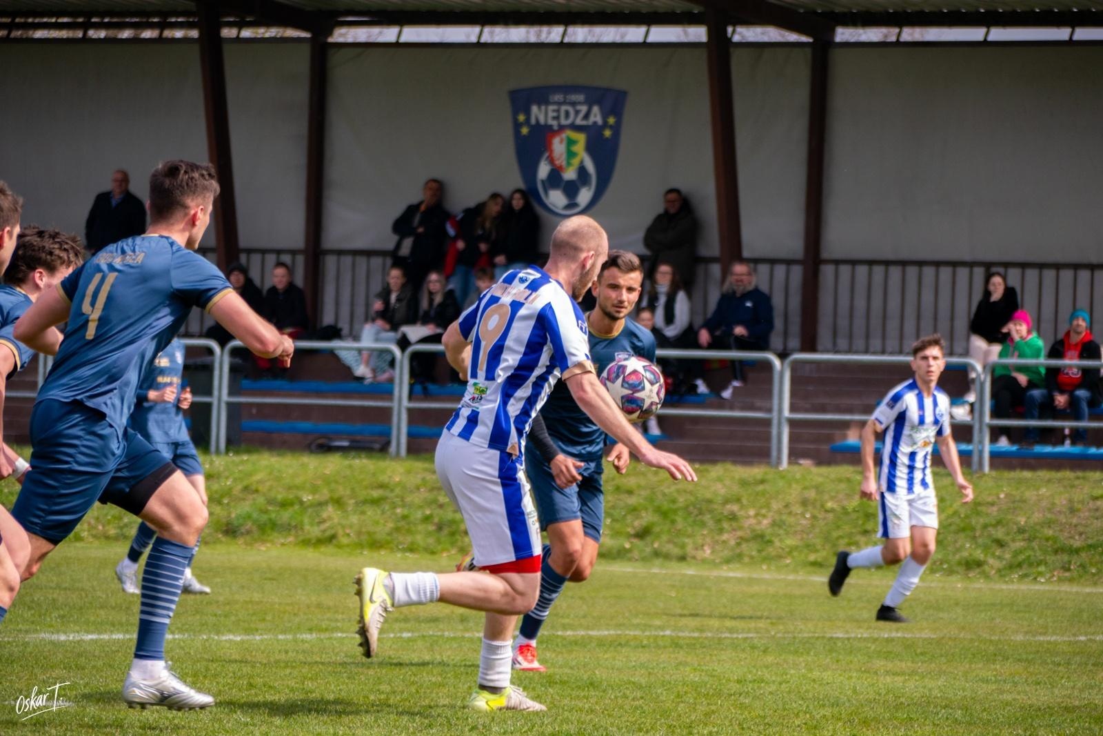 Zdjęcie w galerii na portalu naszwodzislaw.com: Emocje, zwroty akcji i chłodna skuteczność. Górnik Radlin górą w okręgówce [FOTO] wiadomości z regionu