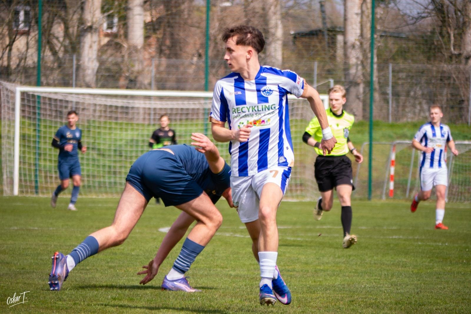 Zdjęcie w galerii na portalu naszwodzislaw.com: Emocje, zwroty akcji i chłodna skuteczność. Górnik Radlin górą w okręgówce [FOTO] wiadomości z regionu
