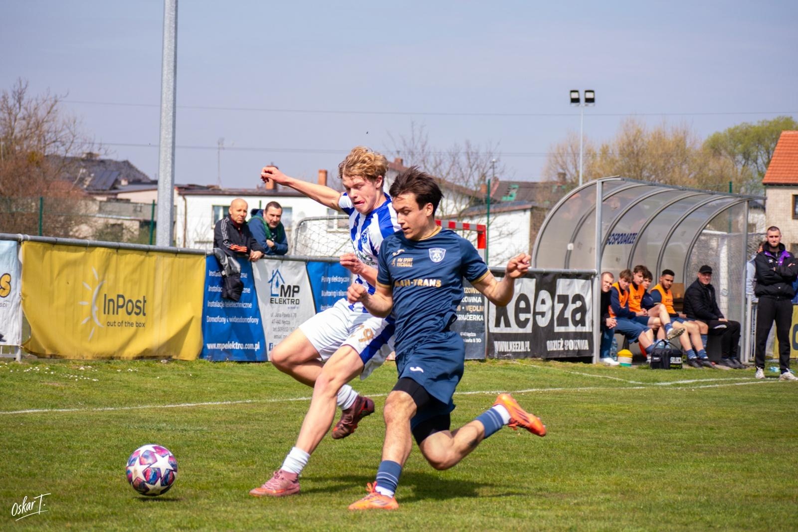 Zdjęcie w galerii na portalu naszwodzislaw.com: Emocje, zwroty akcji i chłodna skuteczność. Górnik Radlin górą w okręgówce [FOTO] wiadomości z regionu