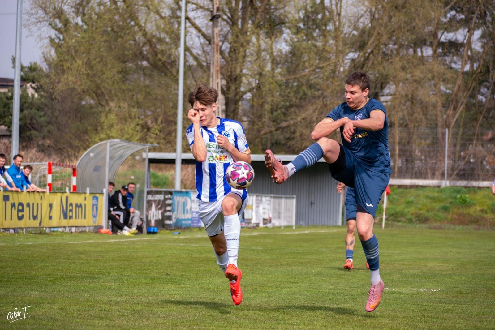 Zdjęcie w galerii na portalu naszwodzislaw.com: Emocje, zwroty akcji i chłodna skuteczność. Górnik Radlin górą w okręgówce [FOTO] wiadomości z regionu