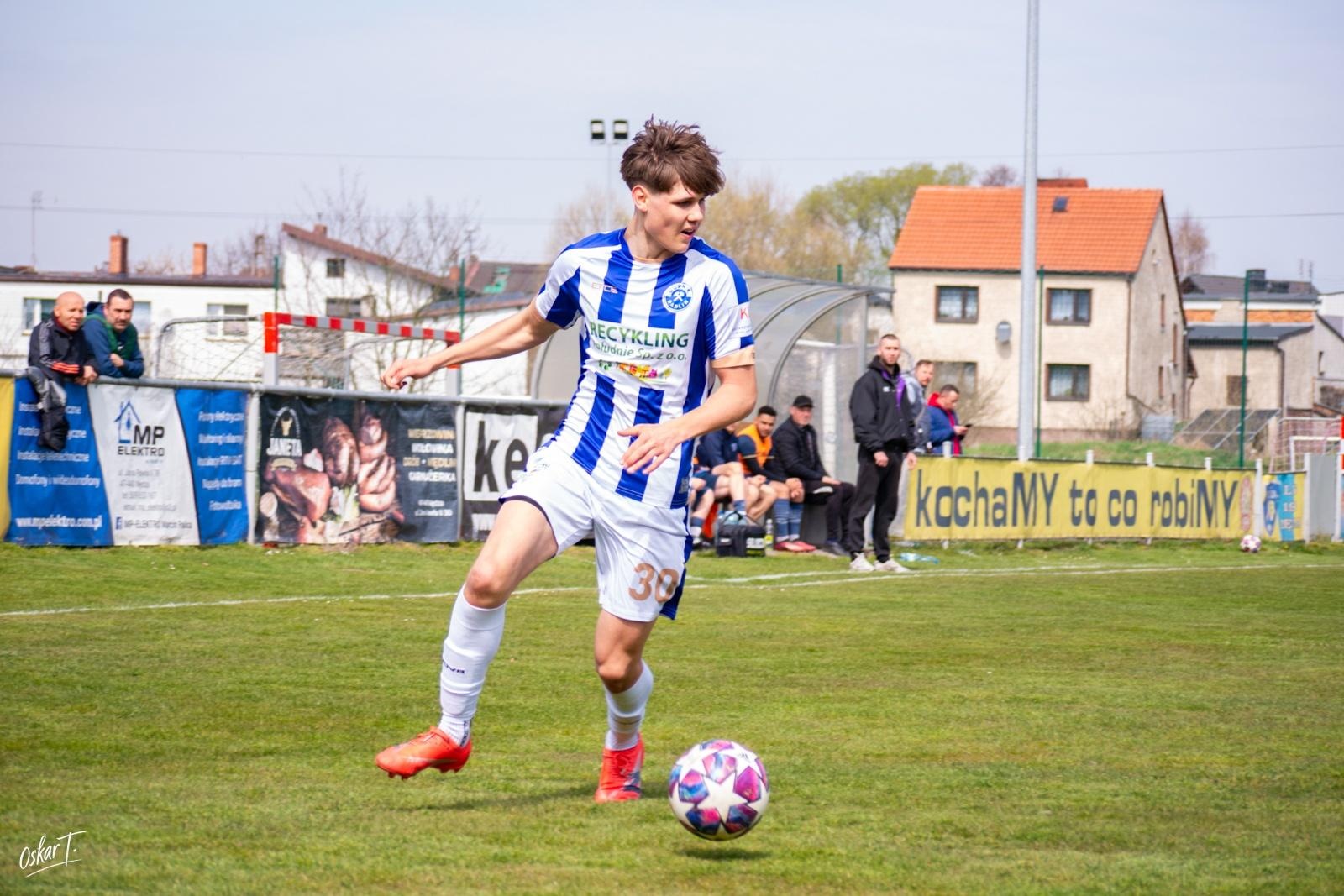 Zdjęcie w galerii na portalu naszwodzislaw.com: Emocje, zwroty akcji i chłodna skuteczność. Górnik Radlin górą w okręgówce [FOTO] wiadomości z regionu