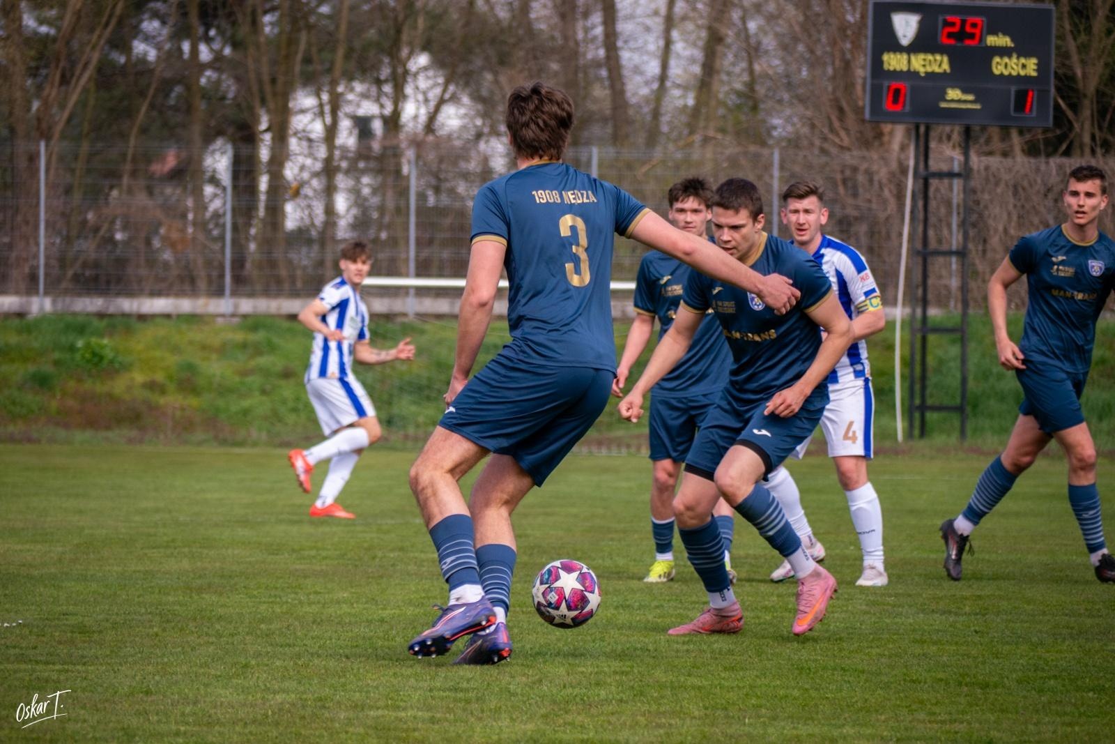Zdjęcie w galerii na portalu naszwodzislaw.com: Emocje, zwroty akcji i chłodna skuteczność. Górnik Radlin górą w okręgówce [FOTO] wiadomości z regionu
