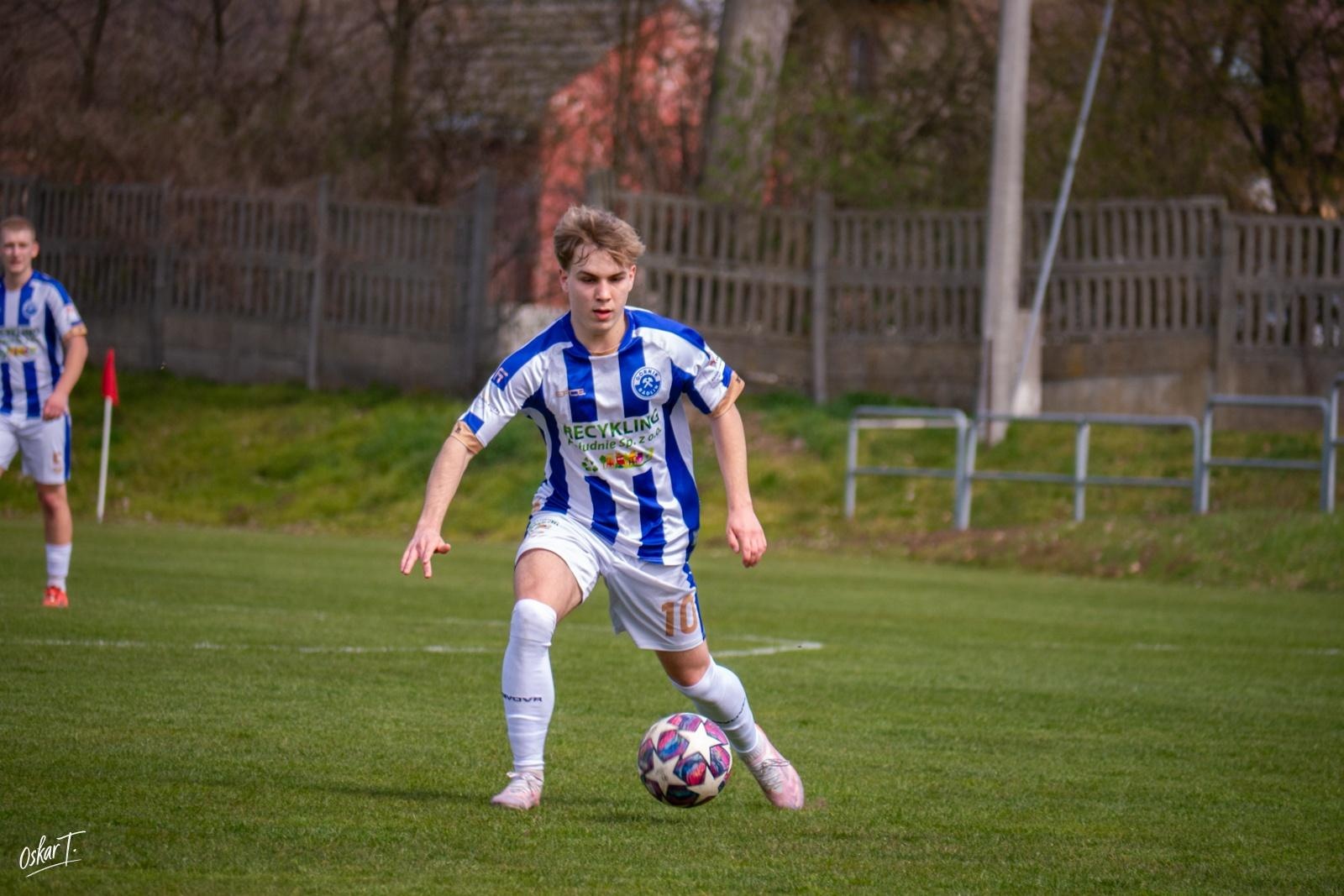 Zdjęcie w galerii na portalu naszwodzislaw.com: Emocje, zwroty akcji i chłodna skuteczność. Górnik Radlin górą w okręgówce [FOTO] wiadomości z regionu