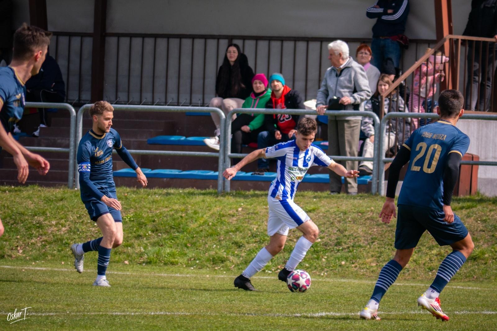 Zdjęcie w galerii na portalu naszwodzislaw.com: Emocje, zwroty akcji i chłodna skuteczność. Górnik Radlin górą w okręgówce [FOTO] wiadomości z regionu