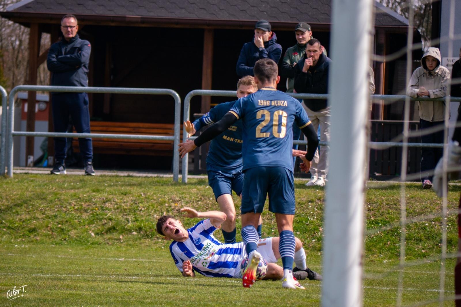 Zdjęcie w galerii na portalu naszwodzislaw.com: Emocje, zwroty akcji i chłodna skuteczność. Górnik Radlin górą w okręgówce [FOTO] wiadomości z regionu