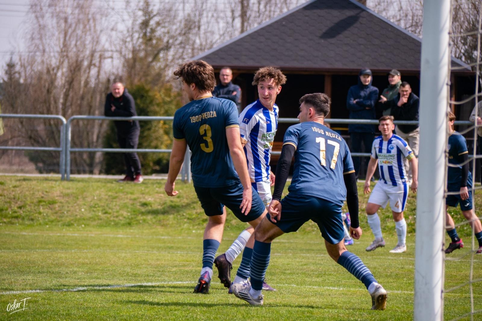 Zdjęcie w galerii na portalu naszwodzislaw.com: Emocje, zwroty akcji i chłodna skuteczność. Górnik Radlin górą w okręgówce [FOTO] wiadomości z regionu