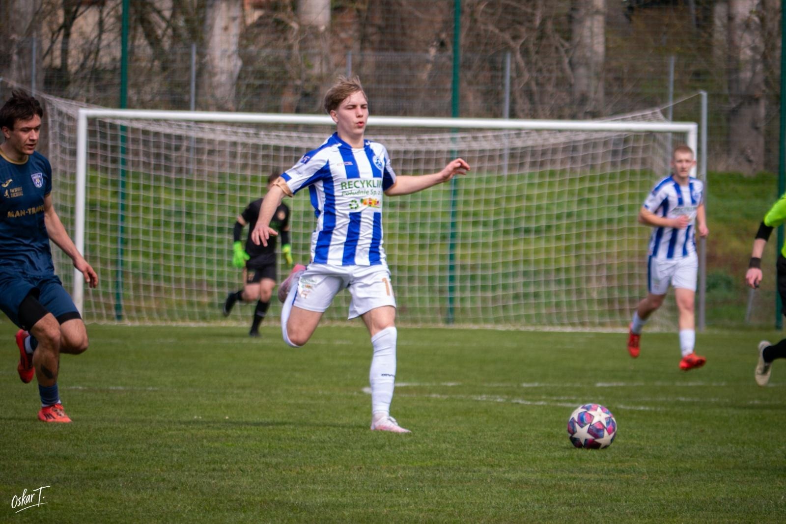 Zdjęcie w galerii na portalu naszwodzislaw.com: Emocje, zwroty akcji i chłodna skuteczność. Górnik Radlin górą w okręgówce [FOTO] wiadomości z regionu