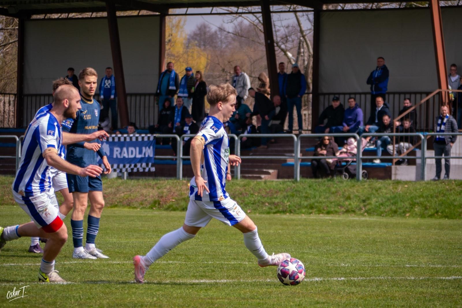 Zdjęcie w galerii na portalu naszwodzislaw.com: Emocje, zwroty akcji i chłodna skuteczność. Górnik Radlin górą w okręgówce [FOTO] wiadomości z regionu