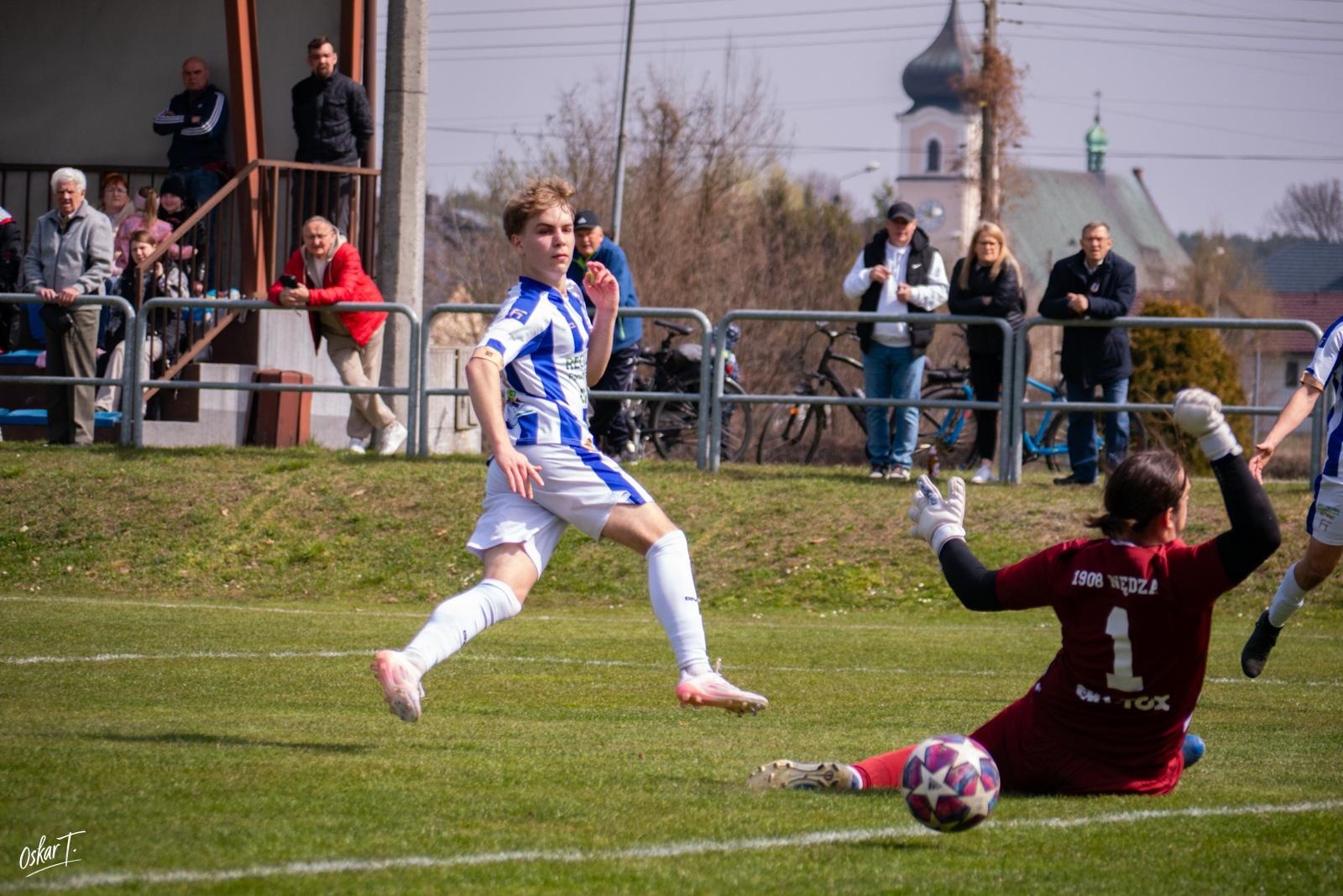 Zdjęcie w galerii na portalu naszwodzislaw.com: Emocje, zwroty akcji i chłodna skuteczność. Górnik Radlin górą w okręgówce [FOTO] wiadomości z regionu
