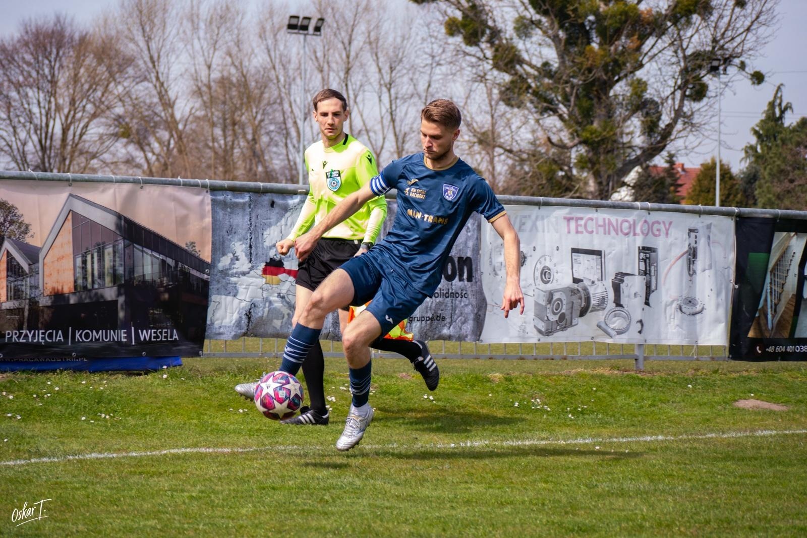 Zdjęcie w galerii na portalu naszwodzislaw.com: Emocje, zwroty akcji i chłodna skuteczność. Górnik Radlin górą w okręgówce [FOTO] wiadomości z regionu