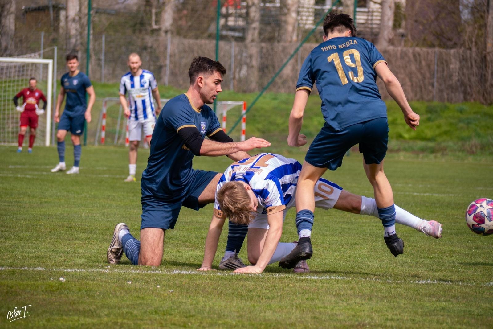 Zdjęcie w galerii na portalu naszwodzislaw.com: Emocje, zwroty akcji i chłodna skuteczność. Górnik Radlin górą w okręgówce [FOTO] wiadomości z regionu