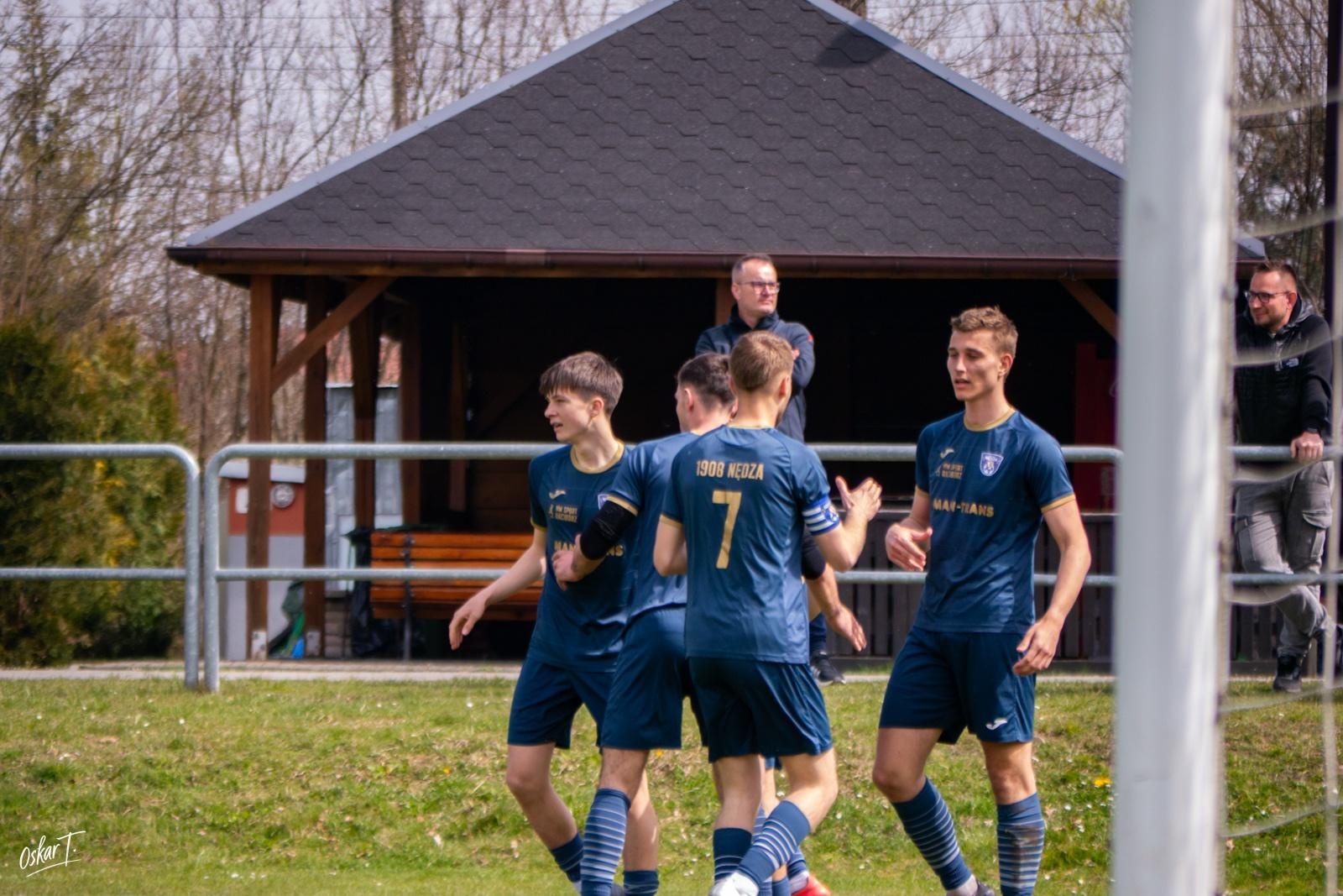 Zdjęcie w galerii na portalu naszwodzislaw.com: Emocje, zwroty akcji i chłodna skuteczność. Górnik Radlin górą w okręgówce [FOTO] wiadomości z regionu