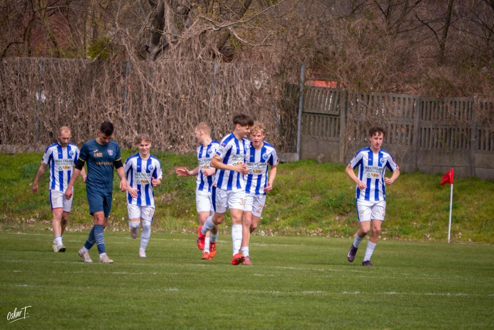 Zdjęcie w galerii na portalu naszwodzislaw.com: Emocje, zwroty akcji i chłodna skuteczność. Górnik Radlin górą w okręgówce [FOTO] wiadomości z regionu