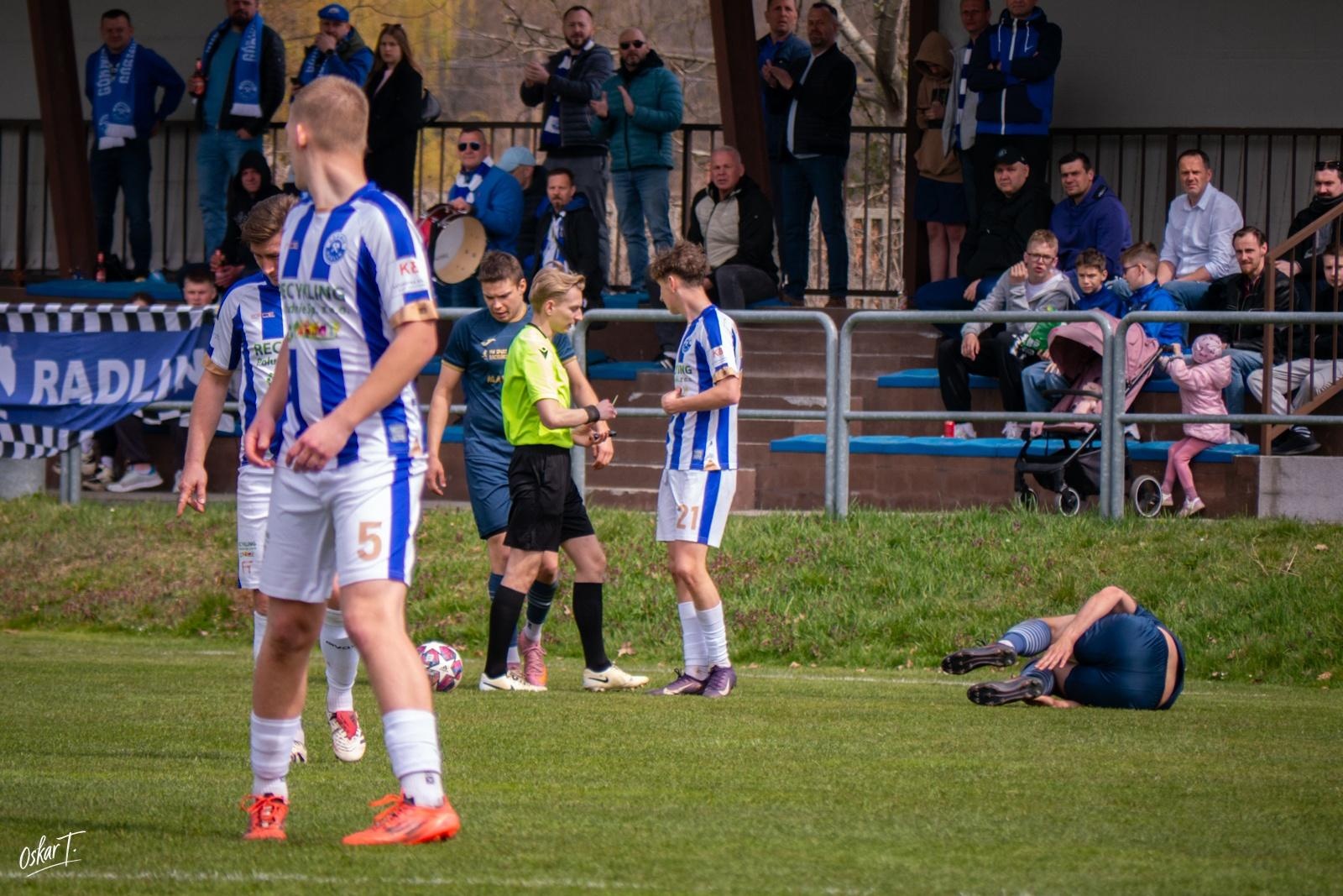 Zdjęcie w galerii na portalu naszwodzislaw.com: Emocje, zwroty akcji i chłodna skuteczność. Górnik Radlin górą w okręgówce [FOTO] wiadomości z regionu