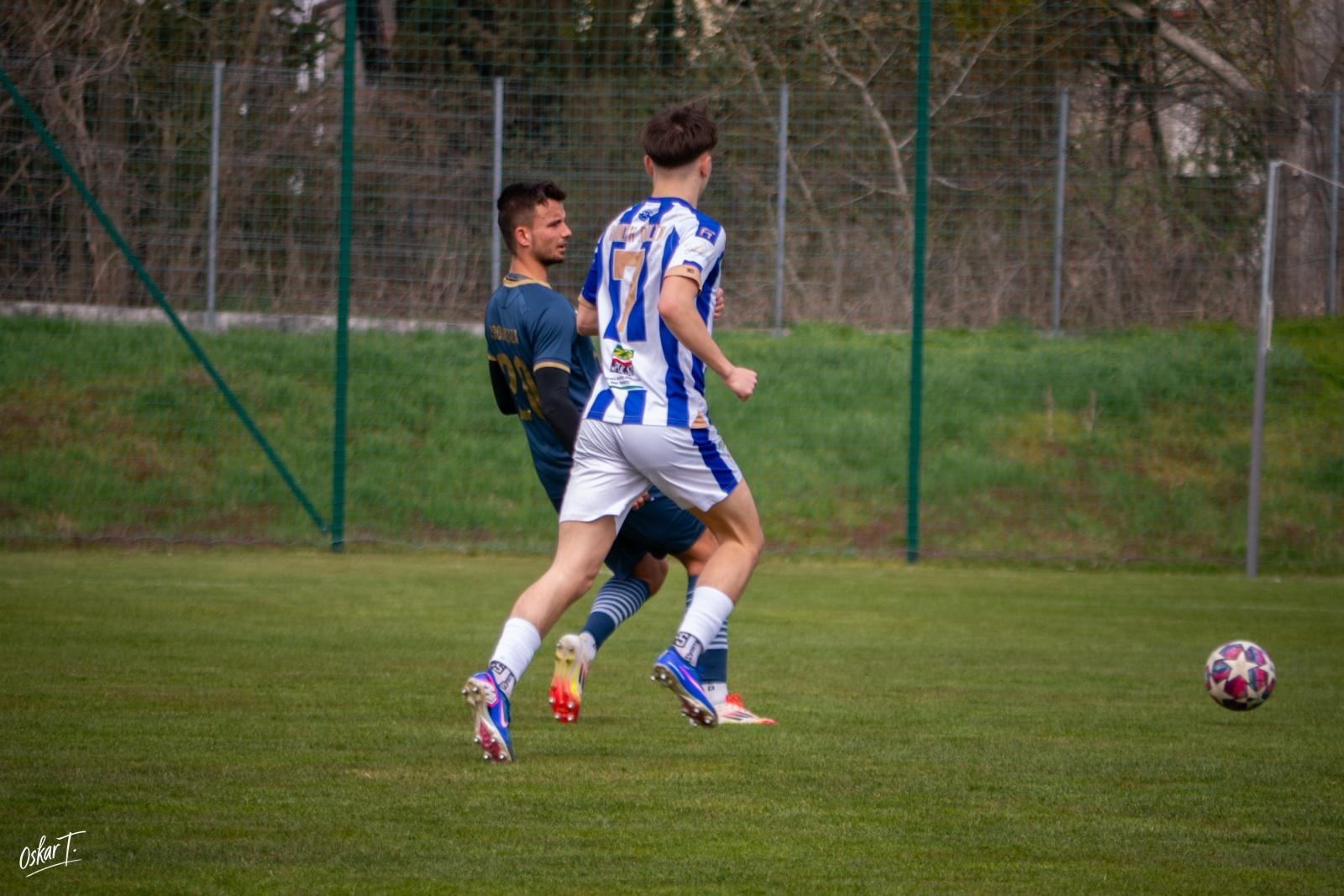 Zdjęcie w galerii na portalu naszwodzislaw.com: Emocje, zwroty akcji i chłodna skuteczność. Górnik Radlin górą w okręgówce [FOTO] wiadomości z regionu