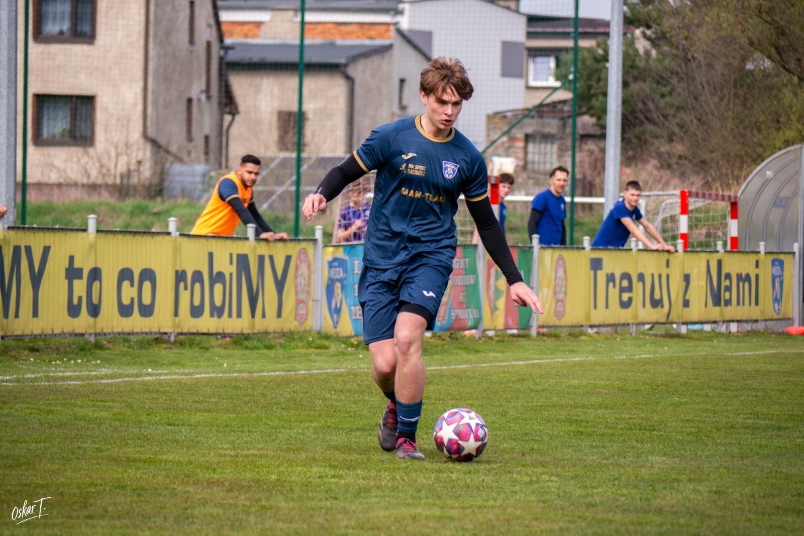 Zdjęcie w galerii na portalu naszwodzislaw.com: Emocje, zwroty akcji i chłodna skuteczność. Górnik Radlin górą w okręgówce [FOTO] wiadomości z regionu