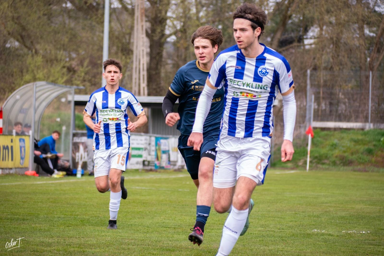 Zdjęcie w galerii na portalu naszwodzislaw.com: Emocje, zwroty akcji i chłodna skuteczność. Górnik Radlin górą w okręgówce [FOTO] wiadomości z regionu