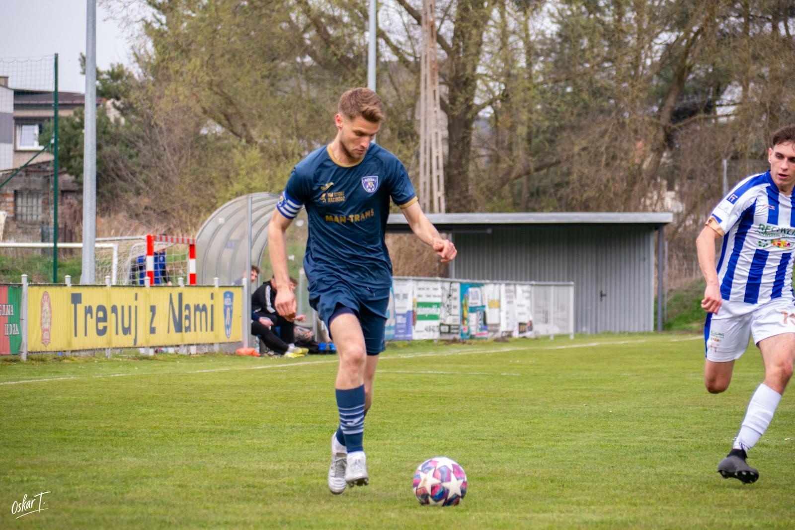 Zdjęcie w galerii na portalu naszwodzislaw.com: Emocje, zwroty akcji i chłodna skuteczność. Górnik Radlin górą w okręgówce [FOTO] wiadomości z regionu