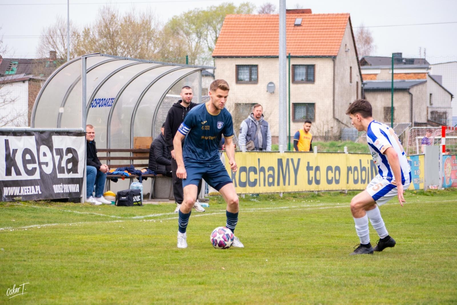 Zdjęcie w galerii na portalu naszwodzislaw.com: Emocje, zwroty akcji i chłodna skuteczność. Górnik Radlin górą w okręgówce [FOTO] wiadomości z regionu
