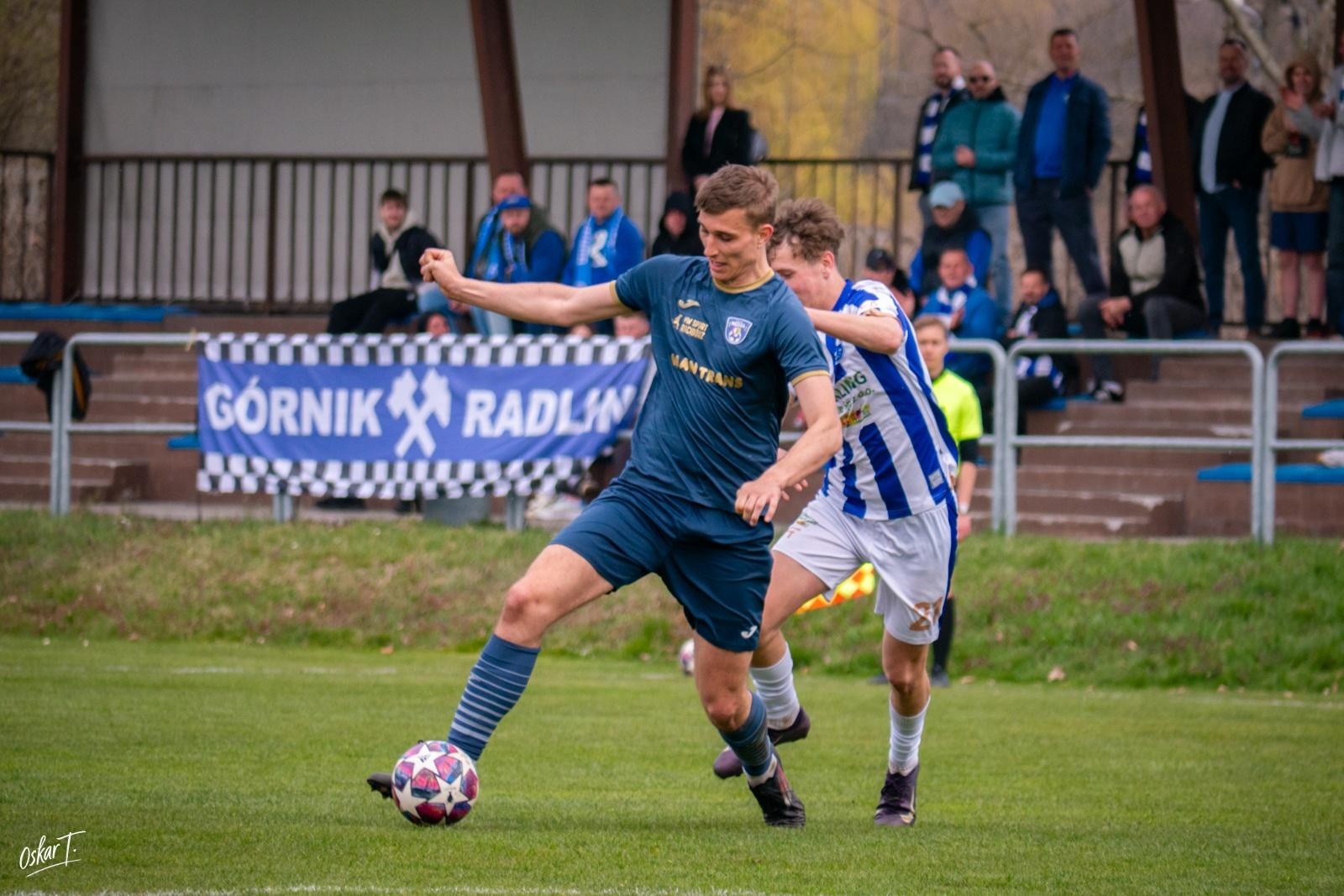 Zdjęcie w galerii na portalu naszwodzislaw.com: Emocje, zwroty akcji i chłodna skuteczność. Górnik Radlin górą w okręgówce [FOTO] wiadomości z regionu