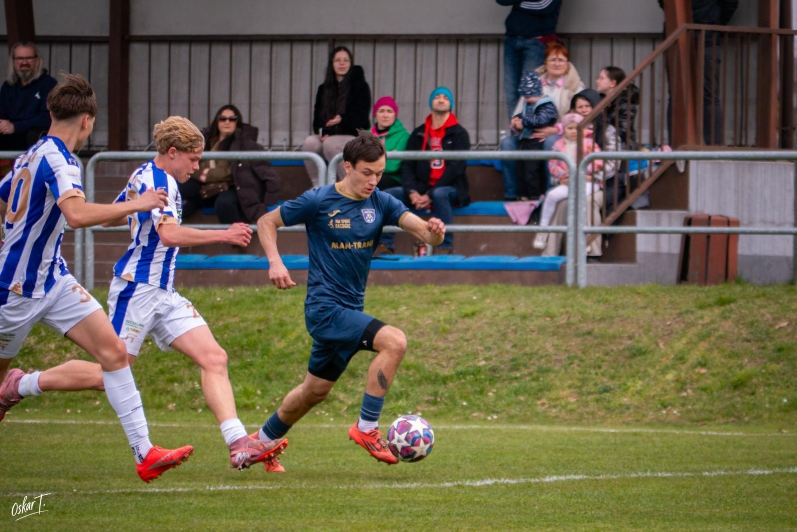 Zdjęcie w galerii na portalu naszwodzislaw.com: Emocje, zwroty akcji i chłodna skuteczność. Górnik Radlin górą w okręgówce [FOTO] wiadomości z regionu