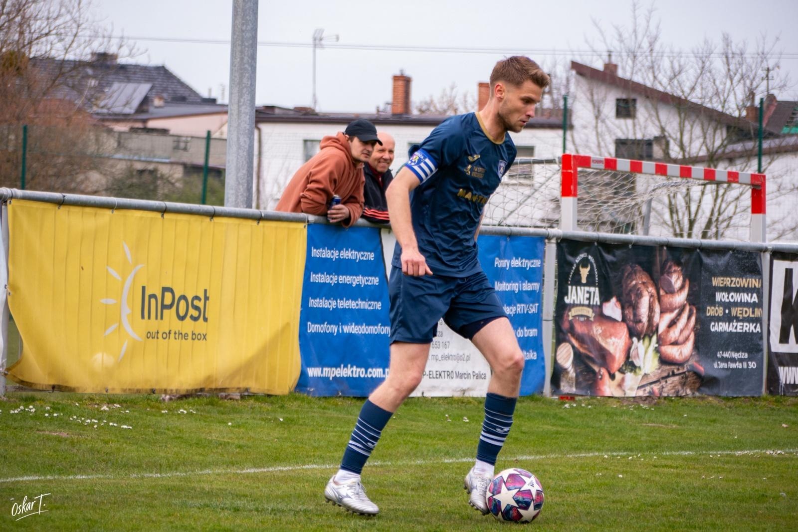 Zdjęcie w galerii na portalu naszwodzislaw.com: Emocje, zwroty akcji i chłodna skuteczność. Górnik Radlin górą w okręgówce [FOTO] wiadomości z regionu