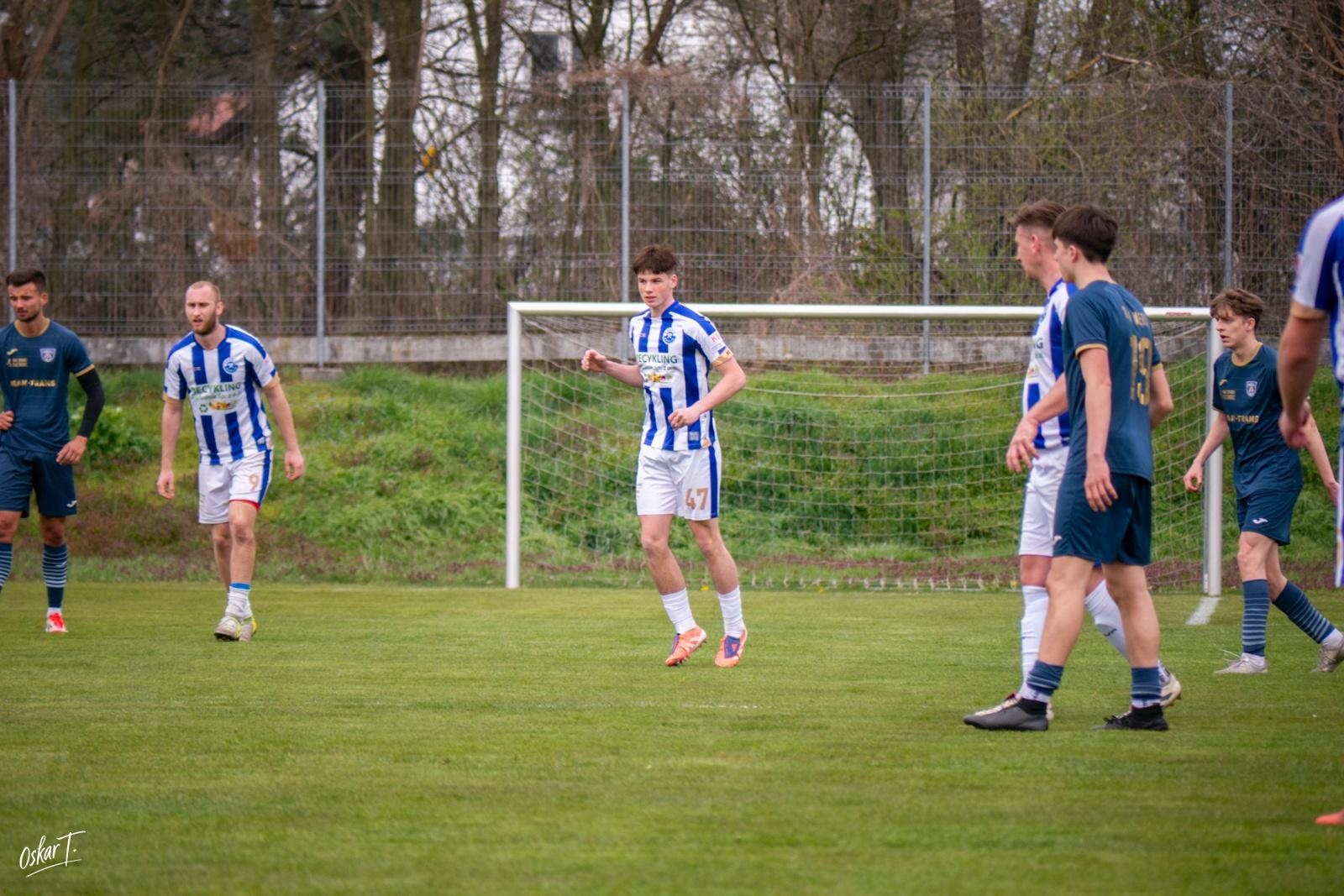 Zdjęcie w galerii na portalu naszwodzislaw.com: Emocje, zwroty akcji i chłodna skuteczność. Górnik Radlin górą w okręgówce [FOTO] wiadomości z regionu