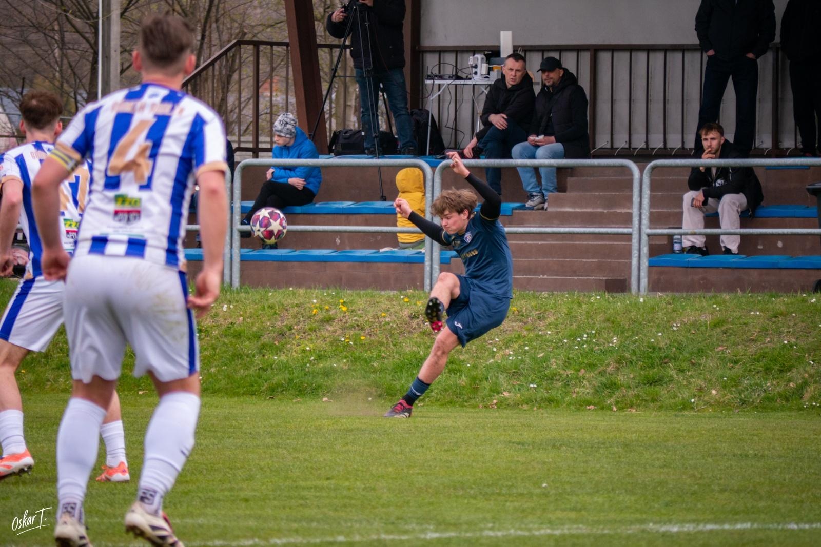 Zdjęcie w galerii na portalu naszwodzislaw.com: Emocje, zwroty akcji i chłodna skuteczność. Górnik Radlin górą w okręgówce [FOTO] wiadomości z regionu