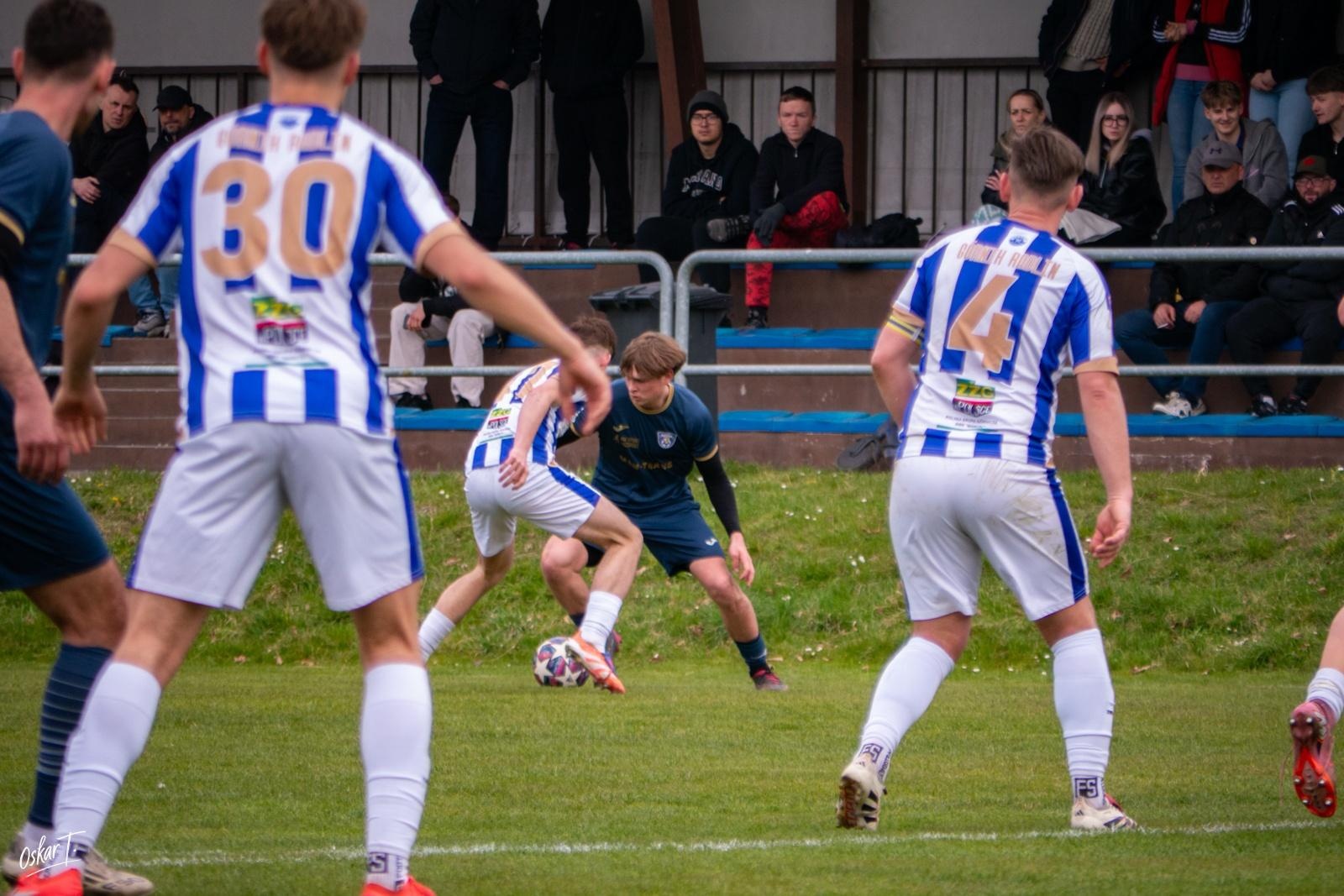 Zdjęcie w galerii na portalu naszwodzislaw.com: Emocje, zwroty akcji i chłodna skuteczność. Górnik Radlin górą w okręgówce [FOTO] wiadomości z regionu