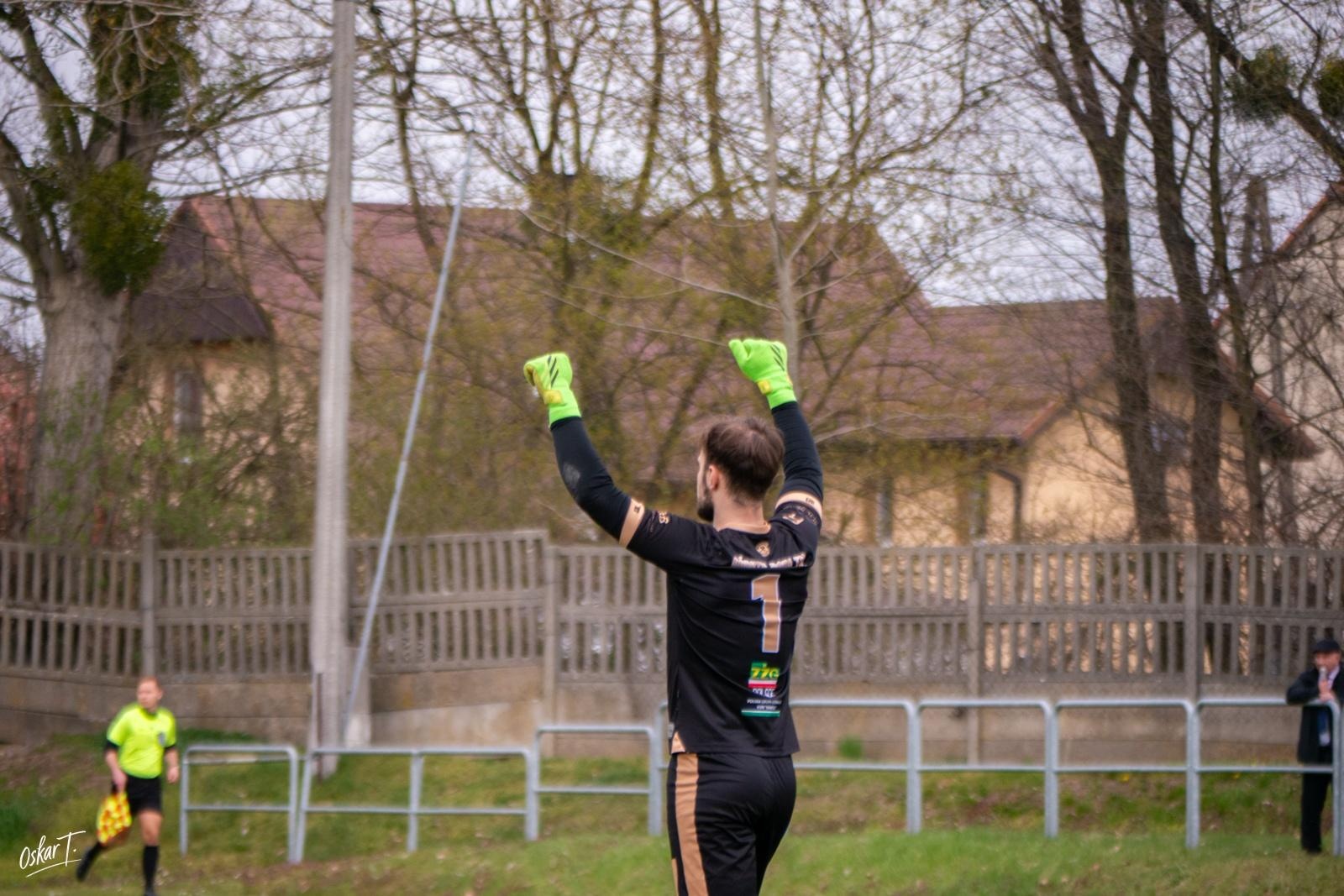 Zdjęcie w galerii na portalu naszwodzislaw.com: Emocje, zwroty akcji i chłodna skuteczność. Górnik Radlin górą w okręgówce [FOTO] wiadomości z regionu
