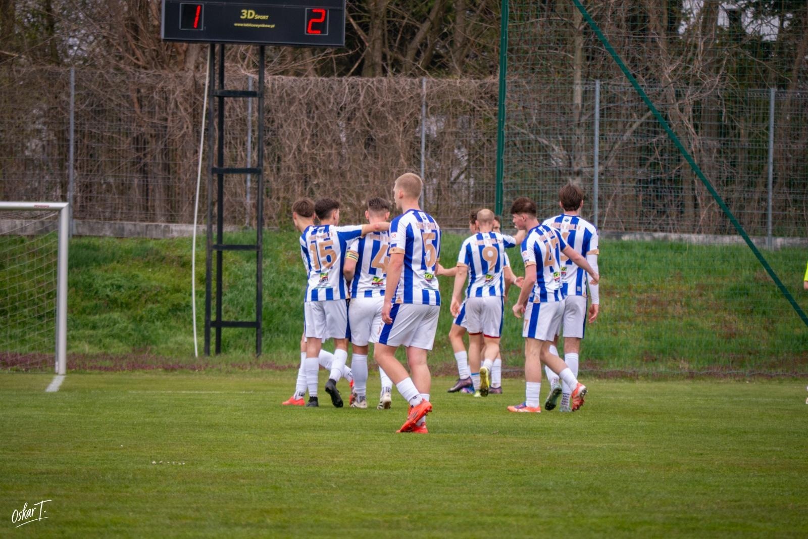 Zdjęcie w galerii na portalu naszwodzislaw.com: Emocje, zwroty akcji i chłodna skuteczność. Górnik Radlin górą w okręgówce [FOTO] wiadomości z regionu