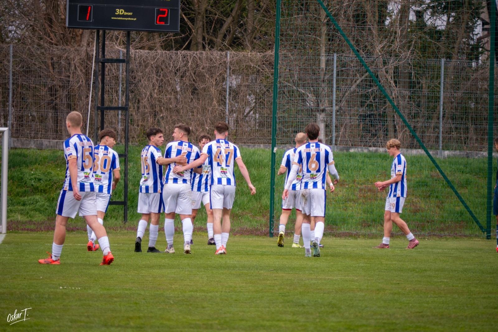 Zdjęcie w galerii na portalu naszwodzislaw.com: Emocje, zwroty akcji i chłodna skuteczność. Górnik Radlin górą w okręgówce [FOTO] wiadomości z regionu