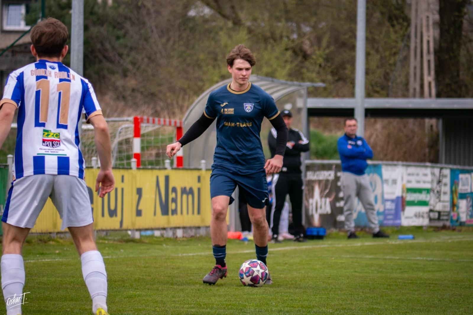 Zdjęcie w galerii na portalu naszwodzislaw.com: Emocje, zwroty akcji i chłodna skuteczność. Górnik Radlin górą w okręgówce [FOTO] wiadomości z regionu