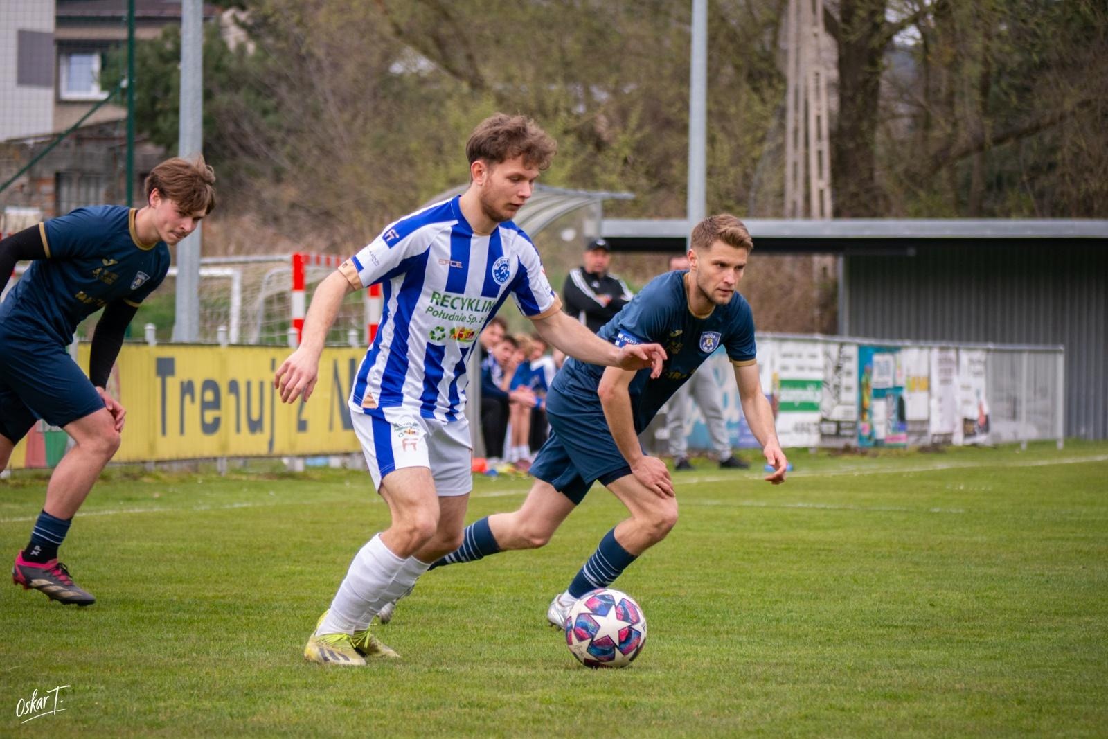 Zdjęcie w galerii na portalu naszwodzislaw.com: Emocje, zwroty akcji i chłodna skuteczność. Górnik Radlin górą w okręgówce [FOTO] wiadomości z regionu