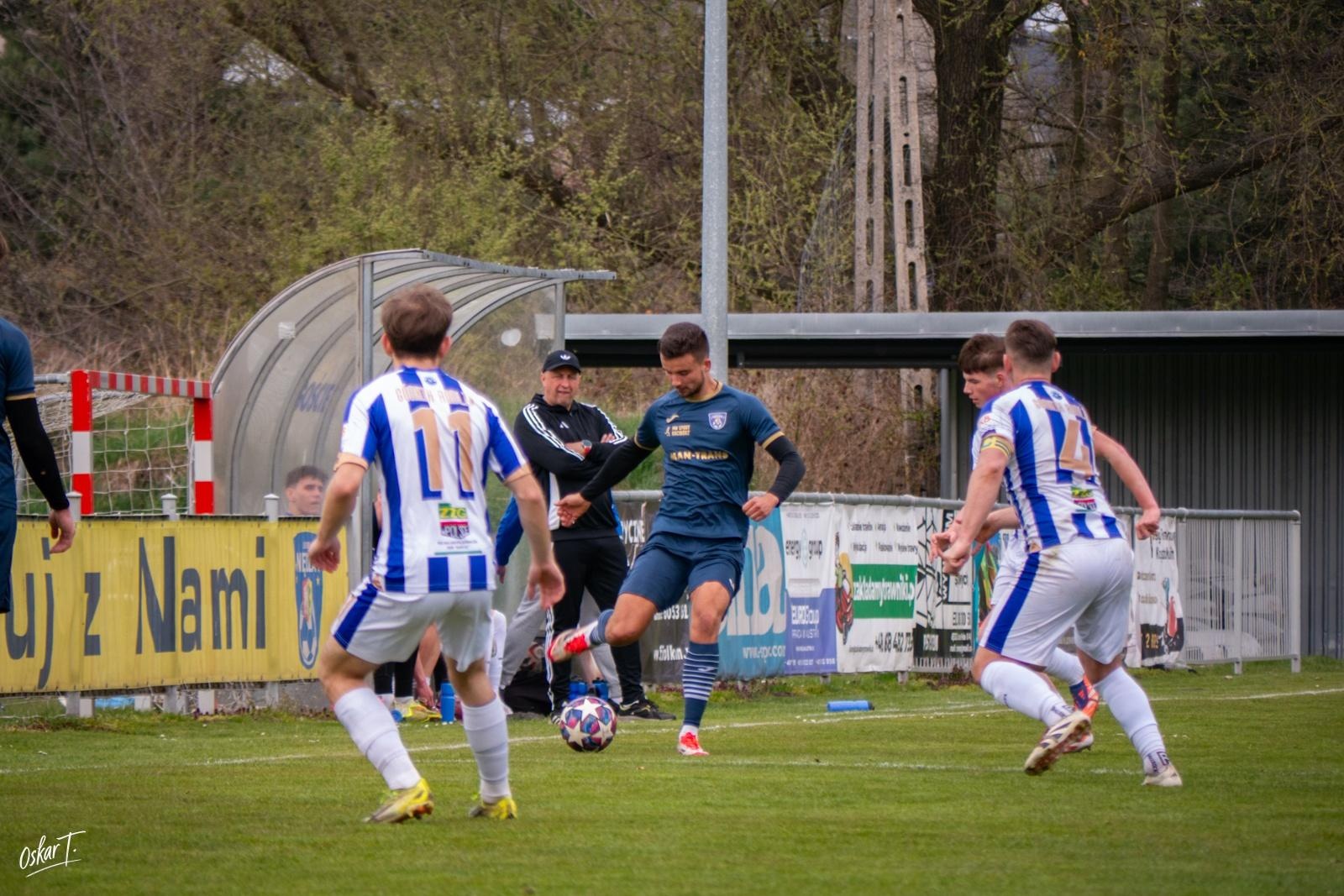 Zdjęcie w galerii na portalu naszwodzislaw.com: Emocje, zwroty akcji i chłodna skuteczność. Górnik Radlin górą w okręgówce [FOTO] wiadomości z regionu