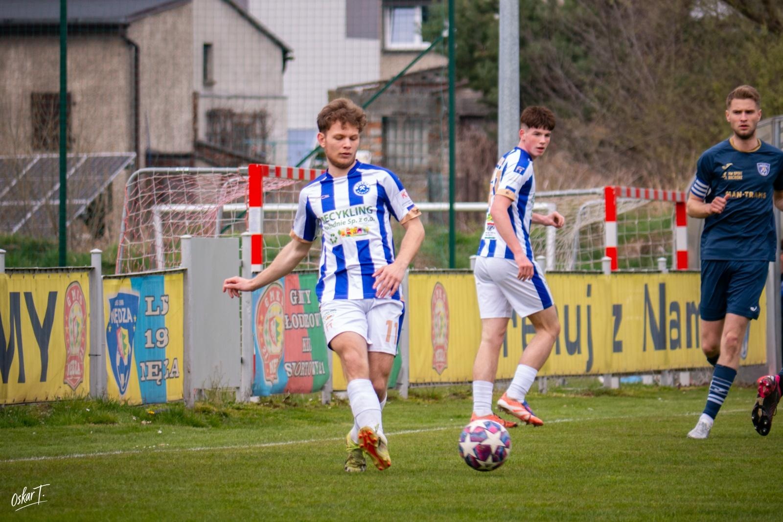 Zdjęcie w galerii na portalu naszwodzislaw.com: Emocje, zwroty akcji i chłodna skuteczność. Górnik Radlin górą w okręgówce [FOTO] wiadomości z regionu