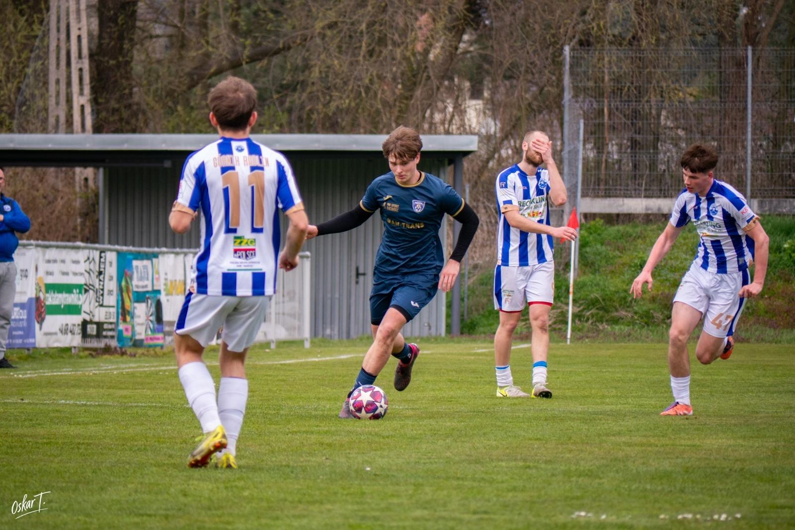 Zdjęcie w galerii na portalu naszwodzislaw.com: Emocje, zwroty akcji i chłodna skuteczność. Górnik Radlin górą w okręgówce [FOTO] wiadomości z regionu