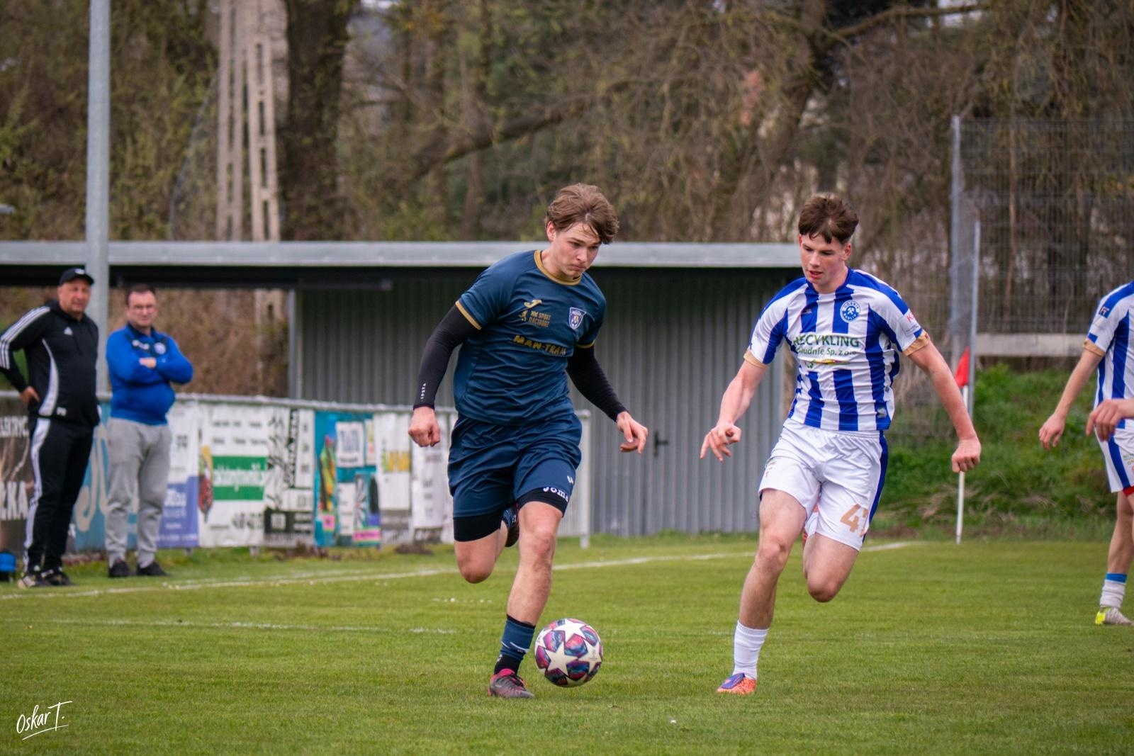 Zdjęcie w galerii na portalu naszwodzislaw.com: Emocje, zwroty akcji i chłodna skuteczność. Górnik Radlin górą w okręgówce [FOTO] wiadomości z regionu