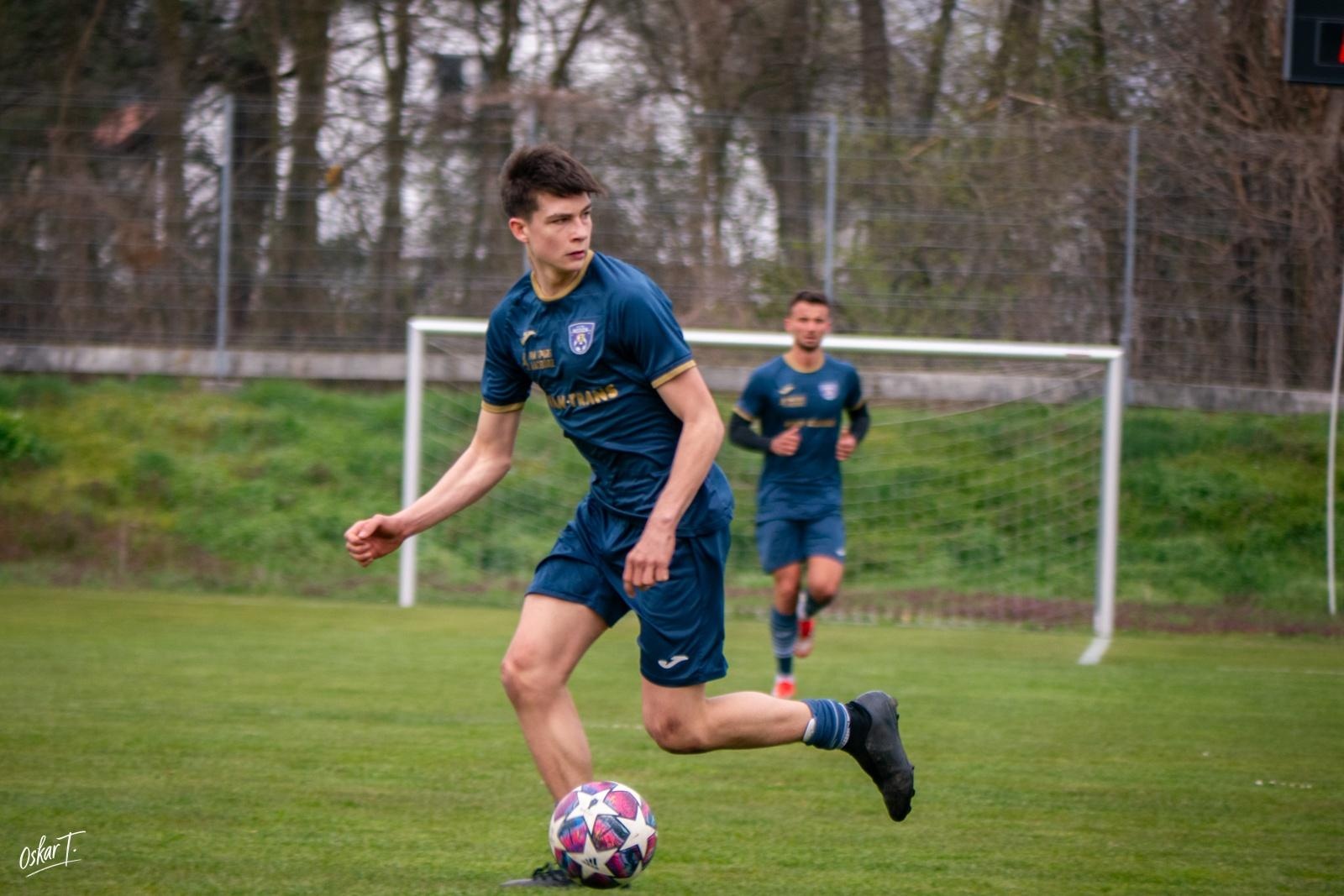 Zdjęcie w galerii na portalu naszwodzislaw.com: Emocje, zwroty akcji i chłodna skuteczność. Górnik Radlin górą w okręgówce [FOTO] wiadomości z regionu