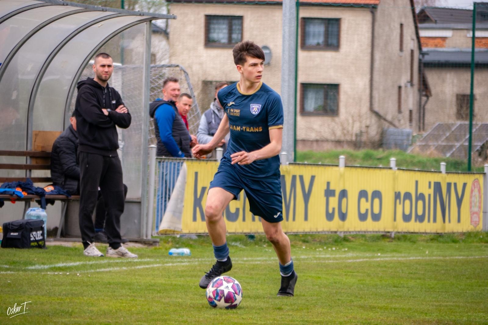 Zdjęcie w galerii na portalu naszwodzislaw.com: Emocje, zwroty akcji i chłodna skuteczność. Górnik Radlin górą w okręgówce [FOTO] wiadomości z regionu