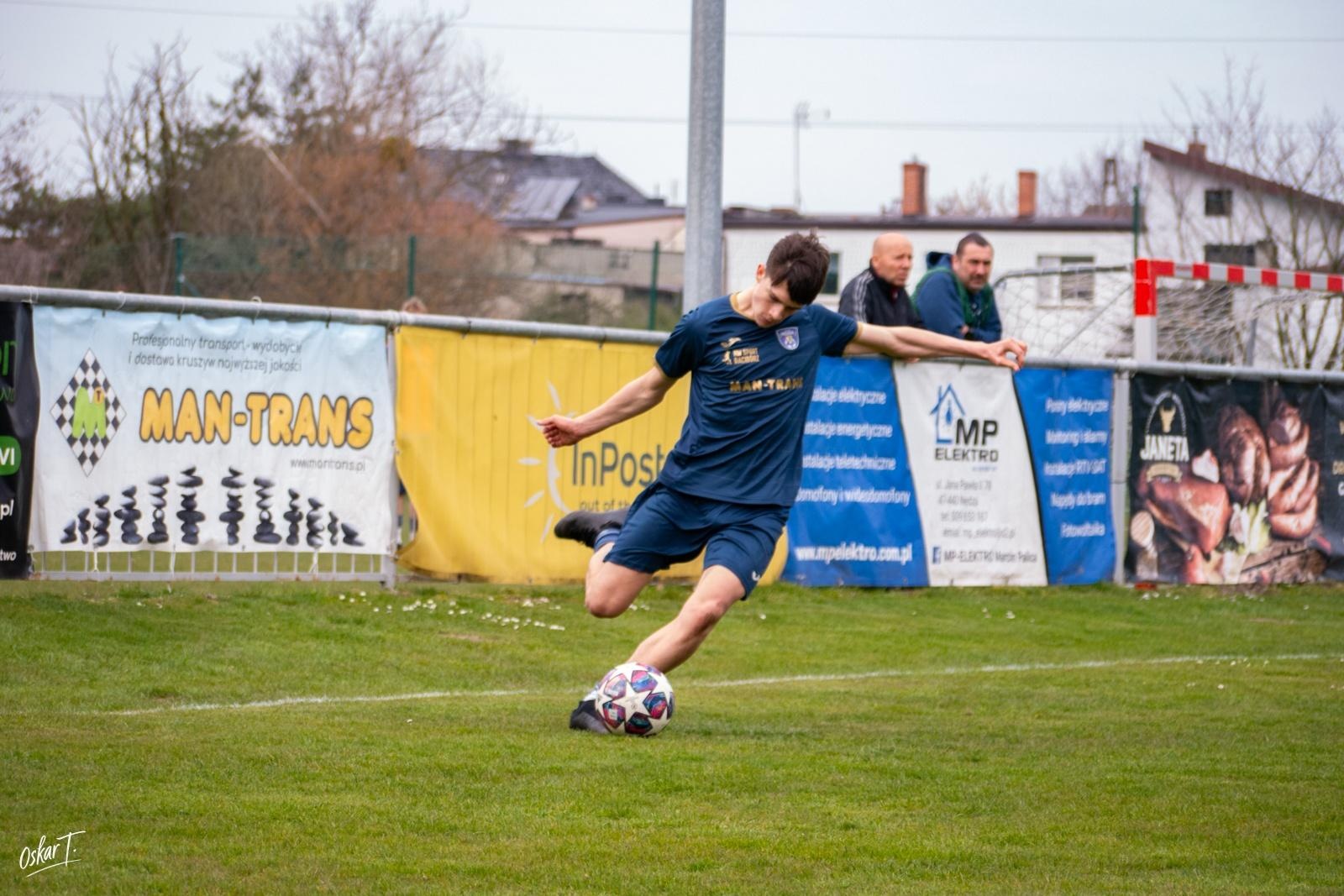 Zdjęcie w galerii na portalu naszwodzislaw.com: Emocje, zwroty akcji i chłodna skuteczność. Górnik Radlin górą w okręgówce [FOTO] wiadomości z regionu