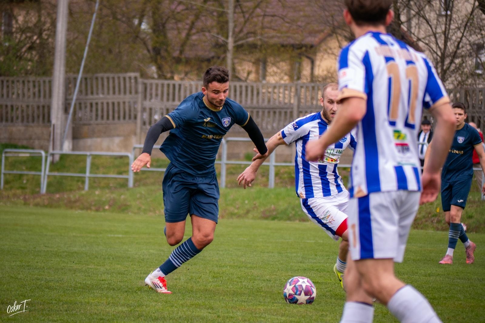 Zdjęcie w galerii na portalu naszwodzislaw.com: Emocje, zwroty akcji i chłodna skuteczność. Górnik Radlin górą w okręgówce [FOTO] wiadomości z regionu