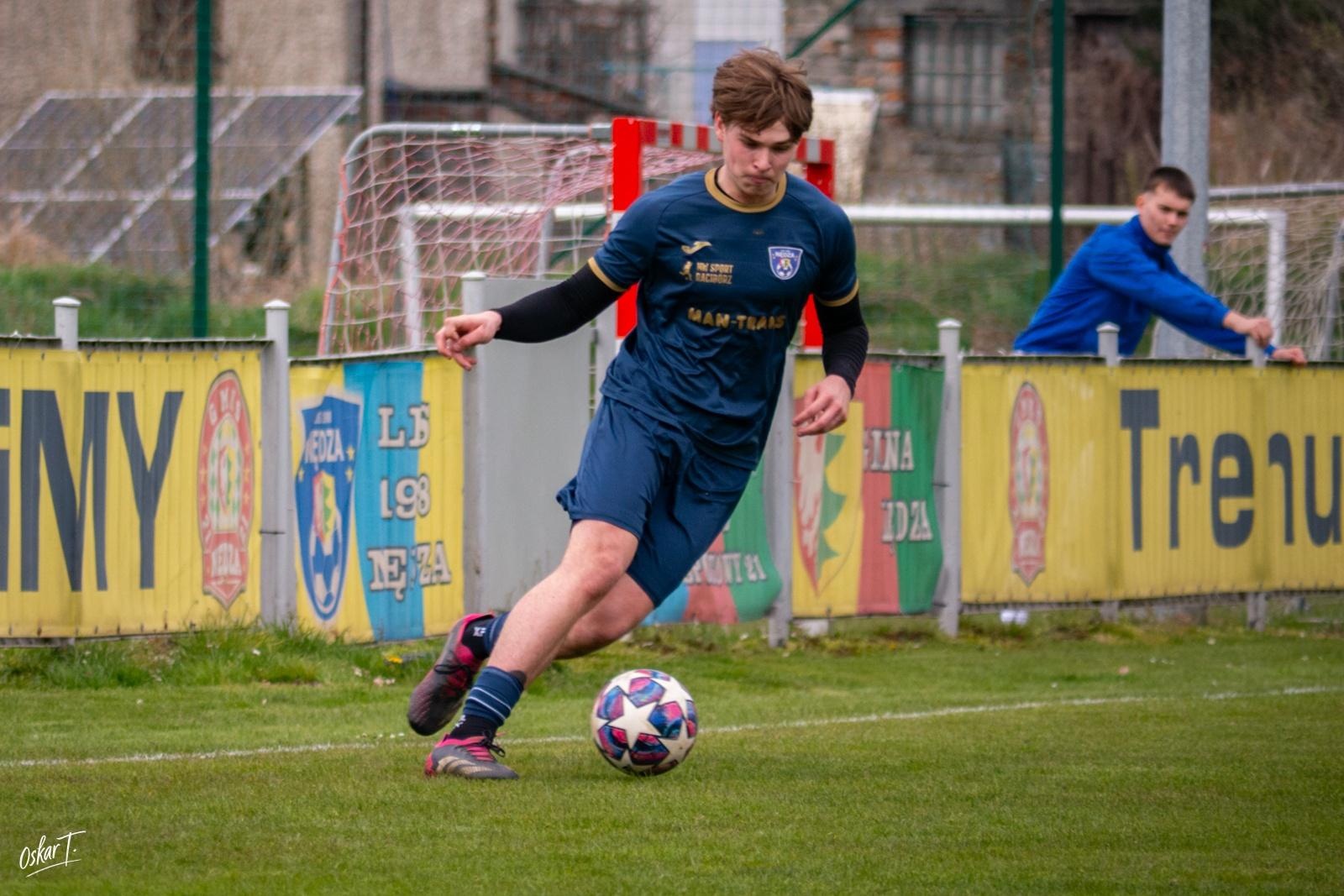 Zdjęcie w galerii na portalu naszwodzislaw.com: Emocje, zwroty akcji i chłodna skuteczność. Górnik Radlin górą w okręgówce [FOTO] wiadomości z regionu