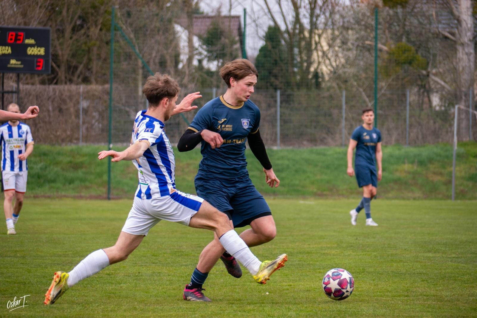 Zdjęcie w galerii na portalu naszwodzislaw.com: Emocje, zwroty akcji i chłodna skuteczność. Górnik Radlin górą w okręgówce [FOTO] wiadomości z regionu