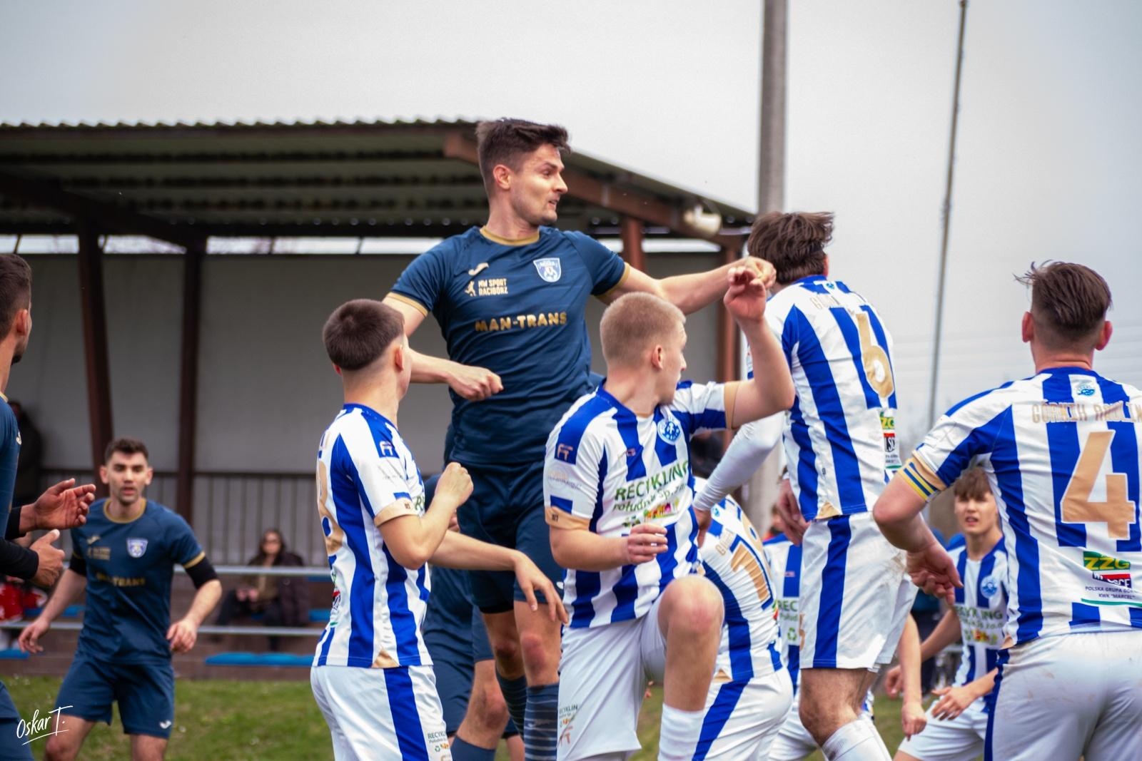 Zdjęcie w galerii na portalu naszwodzislaw.com: Emocje, zwroty akcji i chłodna skuteczność. Górnik Radlin górą w okręgówce [FOTO] wiadomości z regionu