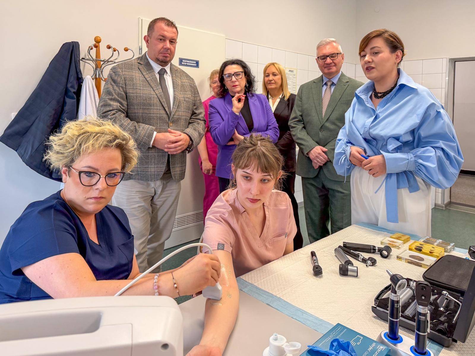 Zdjęcie w galerii na portalu naszwodzislaw.com: Nowe laboratorium w ANS w Raciborzu otwarte. 100 tys. zł od Powiatu Raciborskiego wiadomości z regionu