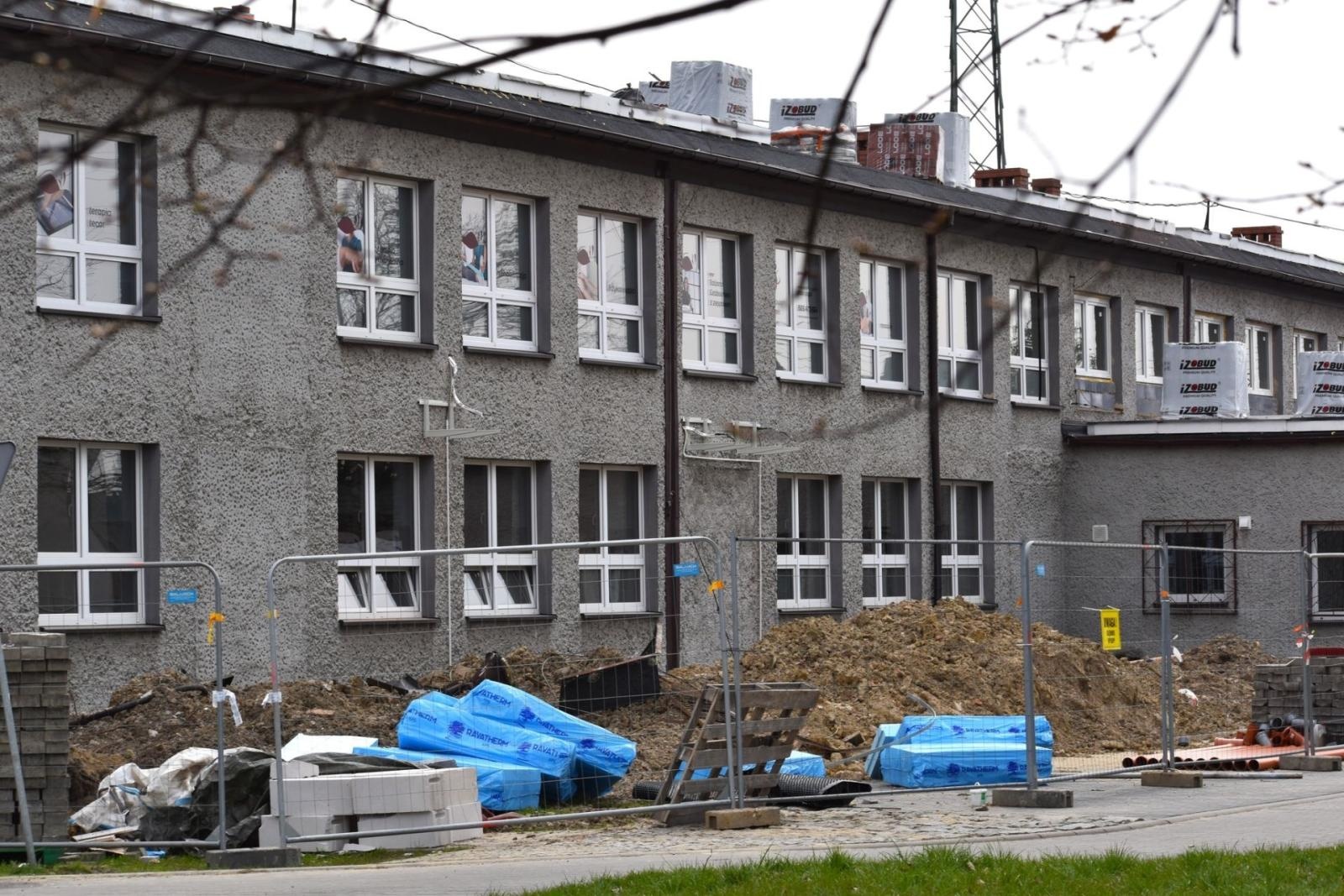 Zdjęcie w galerii na portalu naszwodzislaw.com: Trwa modernizacja ośrodka zdrowia w Rydułtowach. Inwestycja za blisko 2 mln zł wiadomości z regionu