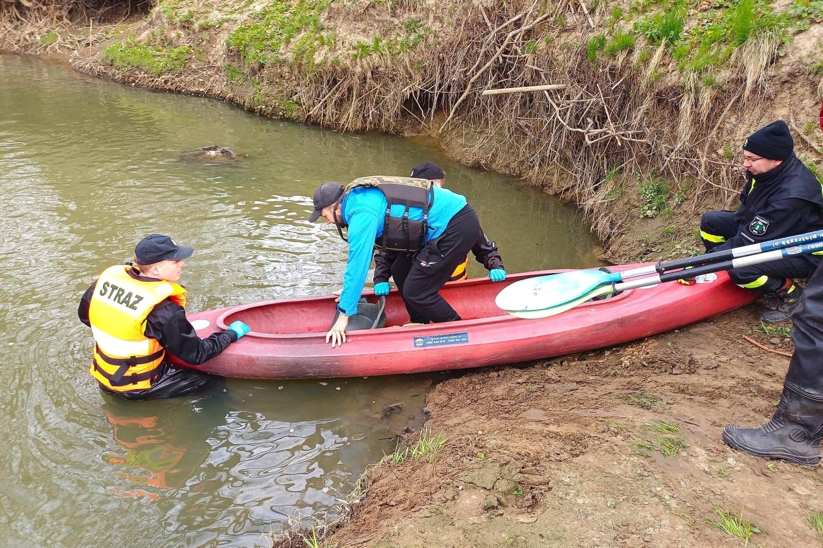 Zdjęcie w galerii na portalu naszwodzislaw.com: Magiel, odkurzacz i dziesiątki butelek. Szokujące znaleziska w Piotrówce wiadomości z regionu