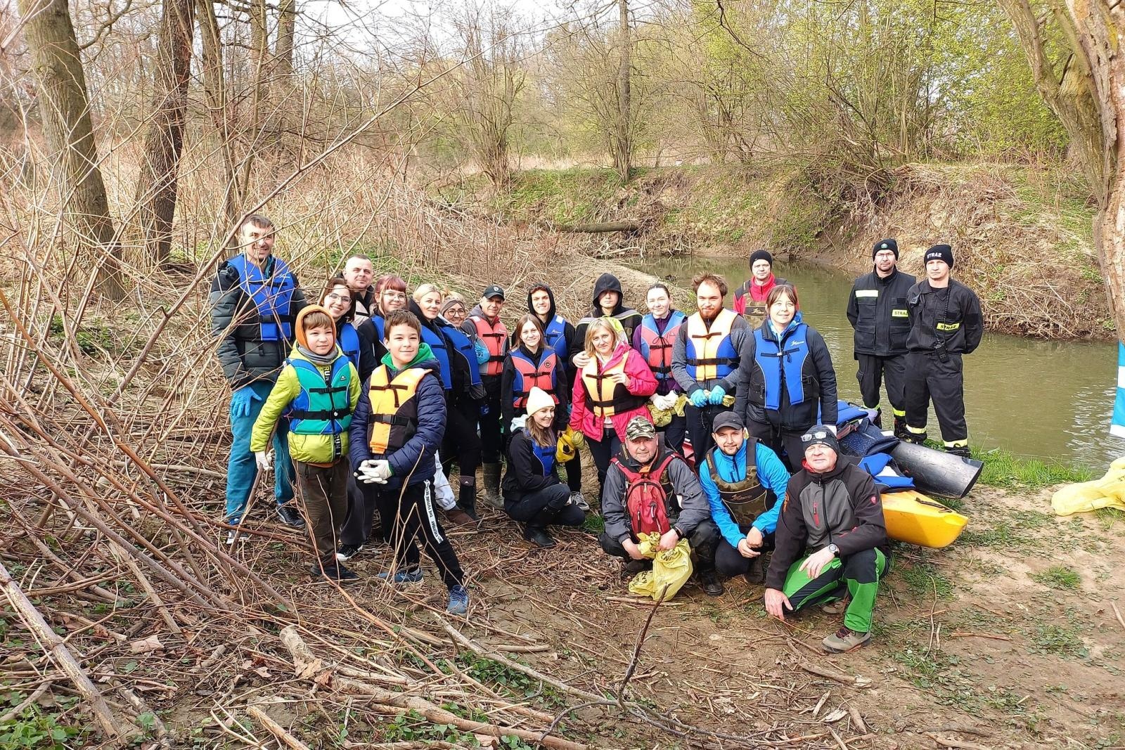 Zdjęcie w galerii na portalu naszwodzislaw.com: Magiel, odkurzacz i dziesiątki butelek. Szokujące znaleziska w Piotrówce wiadomości z regionu