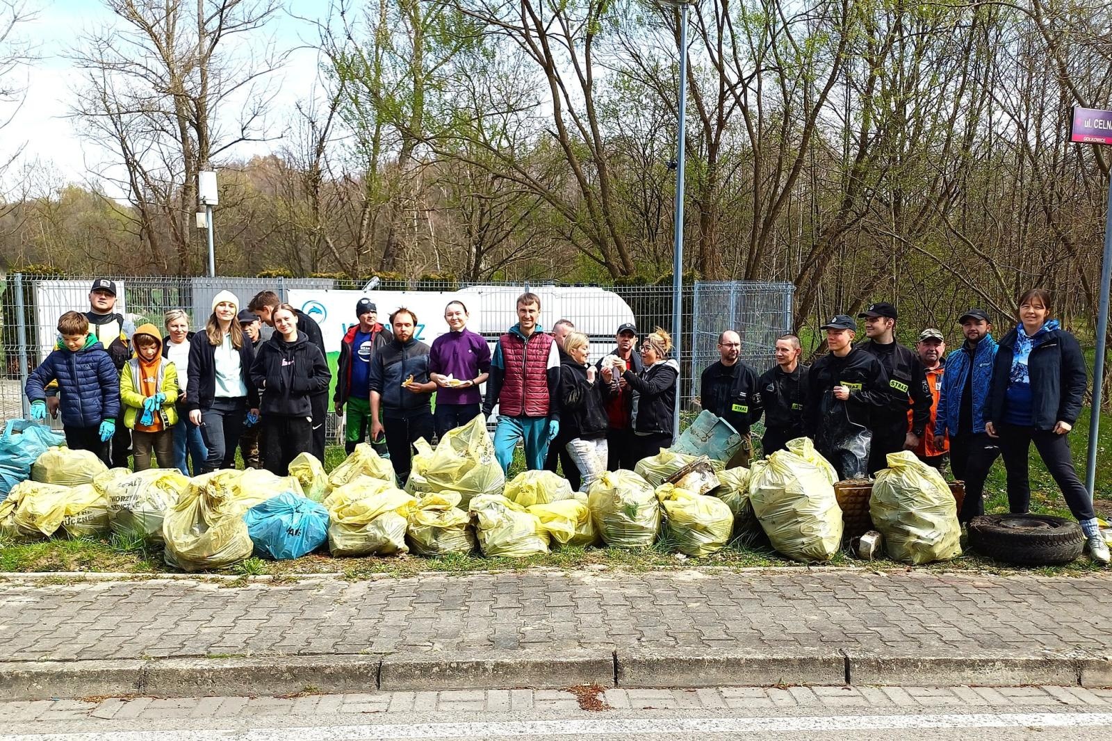 Zdjęcie w galerii na portalu naszwodzislaw.com: Magiel, odkurzacz i dziesiątki butelek. Szokujące znaleziska w Piotrówce wiadomości z regionu